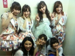 tomomioshi:  Oshima Yuko’s blog  ともーみの卒業。 Tomo-mi’s graduation. 別れは寂しくもあり美しいものなんだと、最近になって分かるようになりました Farewell will make me feel lonely, but it’s also beautiful.I