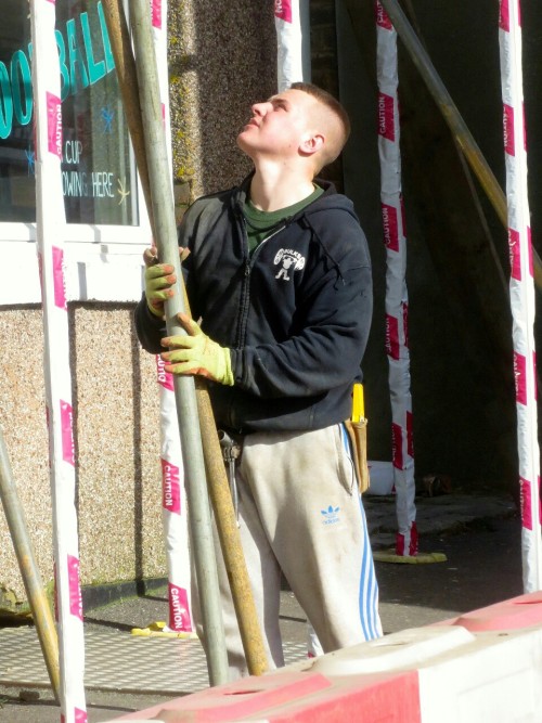 trackiesandshorts:  Sexy scaffolder  Handling the wrong pole