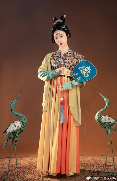 fouryearsofshades:Hanfu inspired by that particular dancer figurine from the Astana Cemetery First r
