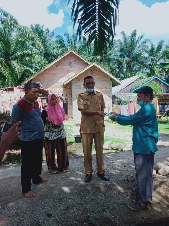 Rumah Yang Berdindingkan Terpal di Nagari Muara Kiawai Akhirnya di Bedah
