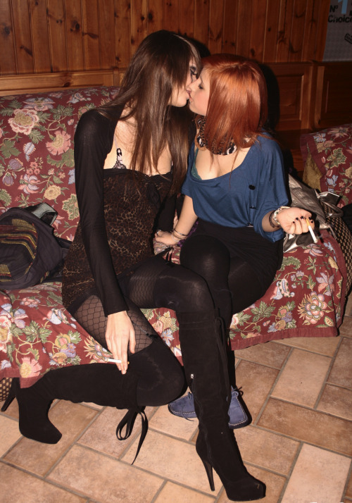 felinassecret:  sara-by-moonlight:  Gurly time together is the best  So hot it makes me wiggle 