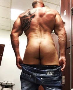 letmetakeadicpic:  vancouverbud:  My crazy straight gym buddy started snapping pics of me when I was changing at the gym!! He’s a goofball!! Haha 😳😜 This is Vancouverbud.tumblr.com  Nothing better than a guy showing off what he’s got! If you’d