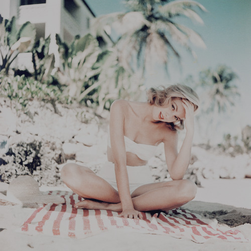nitratedamile:Grace Kelly photographed by Howell Conant during her vacation in Jamaica, 1955.