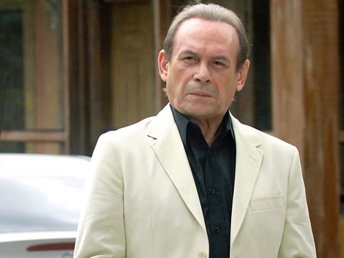 portalovertube:  Chay Suede iria contracenar com José Wilker em Falso Brilhante O ator José Wilker, que morreu no último sábado aos 66 anos de idade, vítima de infarto fulminante enquanto dormia, estava escalado para fazer uma participação especial