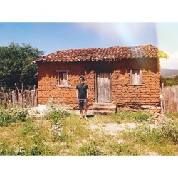 &ldquo;Oxente, cê num tá vendo que a gente é nordeste? Cabra da peste Sai daí batucador Quem foi seu mestre? Capoeira Se plante Lá vem rasteira Pé de ladeira Preciso da fé no Senhor do Bonfim Pra mim, pra você, pra mim Um chinelo de couro, uma