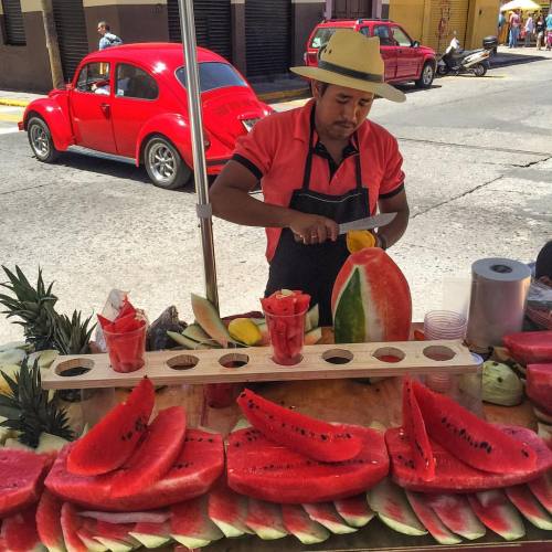 santiagosavi:  Puesto de Sandías en Uruapan. #sandia #streetvendor #watermelon #watermelons #mexico #mexicolors #mexicanfood #fruits #frutas #ambulante #uruapan #michoacan #mexico #mexicoandando  (en Uruapan Mich)