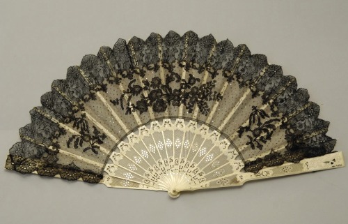 highvictoriana:Lace hand fan, c. 1880-1900. Courtesy of El Museo Nacional de Artes Decorativas, Spai