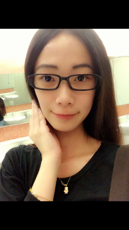lovelystevieng: 一臉正經淑女樣，大家猜猜看，我的內衣褲是什麼顏色，答對有獎喔