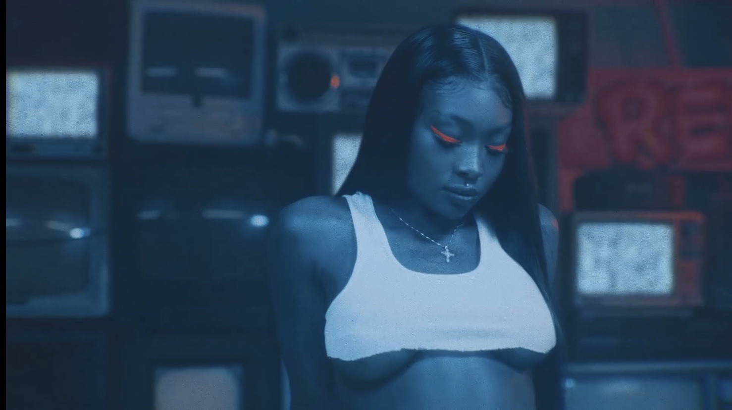 prettyvixenavenue:Visuals of Summer Walker’s new music video “Come Thru” featuring Usher. Directed by Lacey Duke