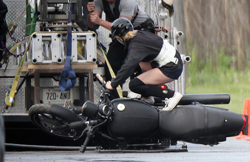 margetrobbiearchive: Margot Robbie Rehearses Stunts for ‘Suicide Squad’, May 27th