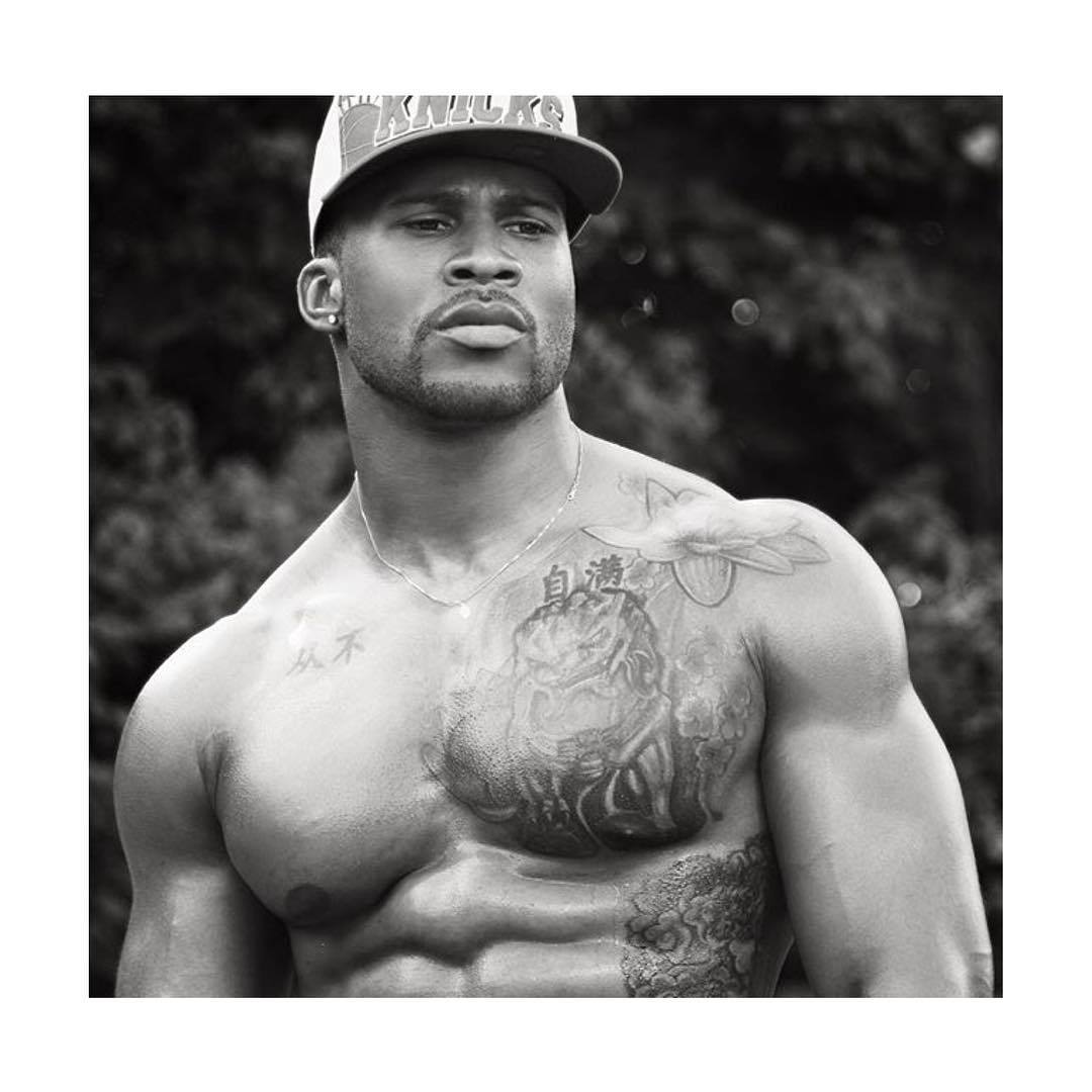 allongst:  phreakquency:  thickchocolatecity:  So Sexy! 