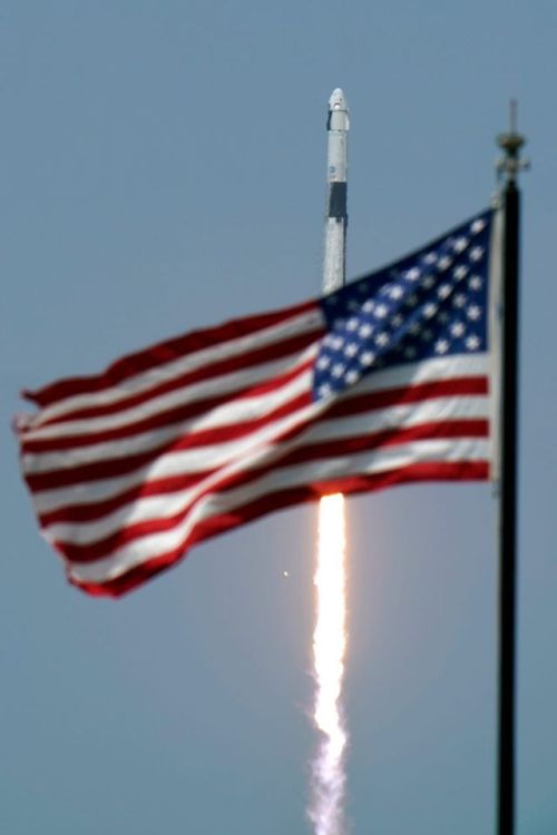 semperannoying: A SpaceX Falcon 9, with NASA astronauts Doug Hurley and Bob Behnken in the Crew Drag