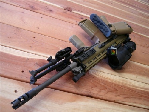 tactical-tacos: lonelyhuntsmen: igunsandgear:  FNH SCAR Ranger Package.  7.62mm. Trijicon ACOG.  Bea