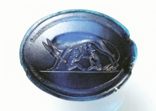 Roman finger ring made of blue glass depicting the she-wolf and #Romulus and #Remus.https://www.inst