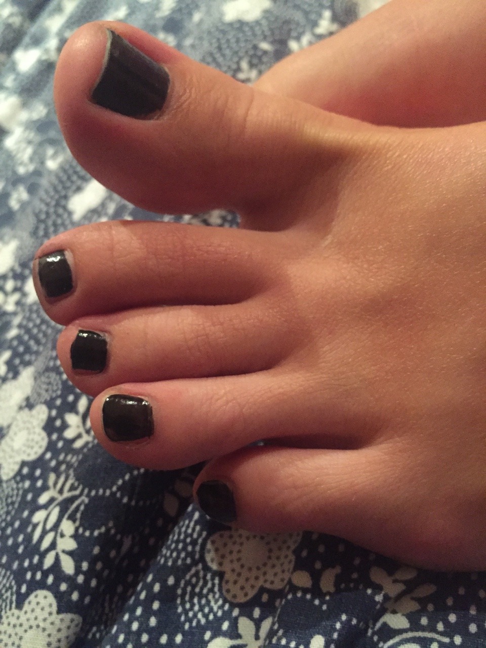 linkasfeet:  Some close up TOES with my bad nail polish work :)