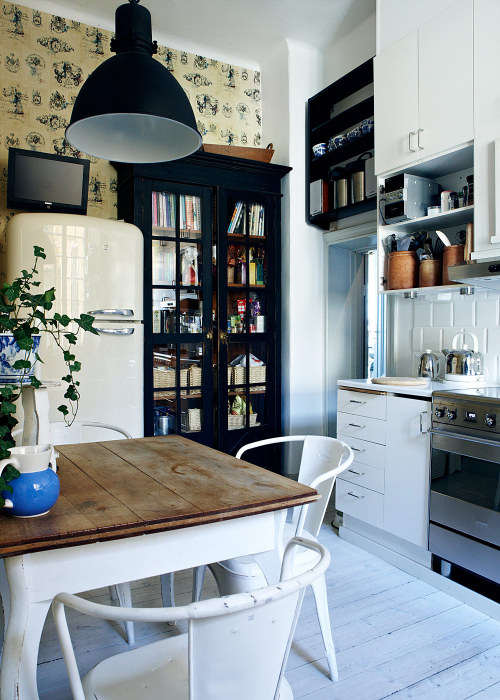 myidealhome: cream smeg, black cabinet, white+wooden table (via skonahem)