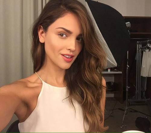 eizagonzalez: Camera readyBare face days with @neutrogena #SkinCare #LessIsMore shooting the new cam