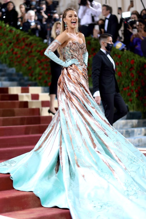 themakeupbrush:Blake Lively at the 2022 Met GalaUpdate: The dress is in reference to the Statue of L