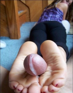 footfantasys:  real shot on my girl an me ! ;)