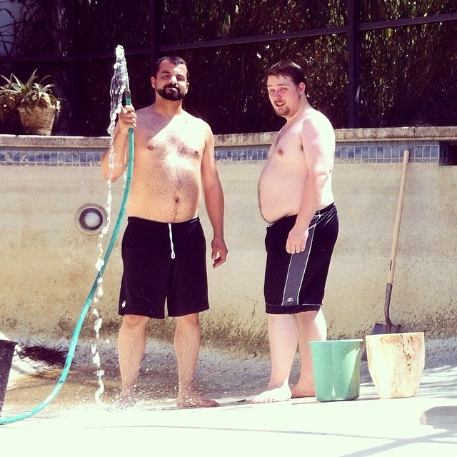 konamicub:  biggervisions:  Cleaning the pool out.   Me and the roomie! God I need