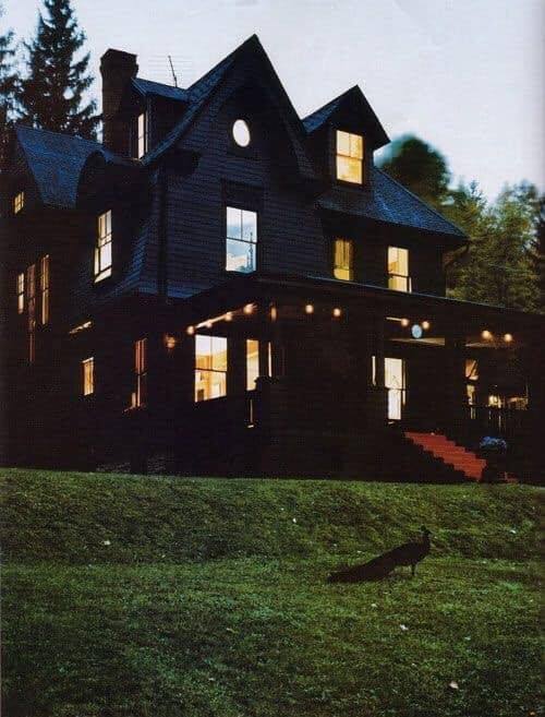 sixpenceee:Gothic style houses 🖤💀🖤Via Witches Night