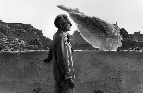 Jean Cocteau et le Sphinx, dans « Le Testament d’Orphée », les Baux de Provence, 1959Lucien Clergue