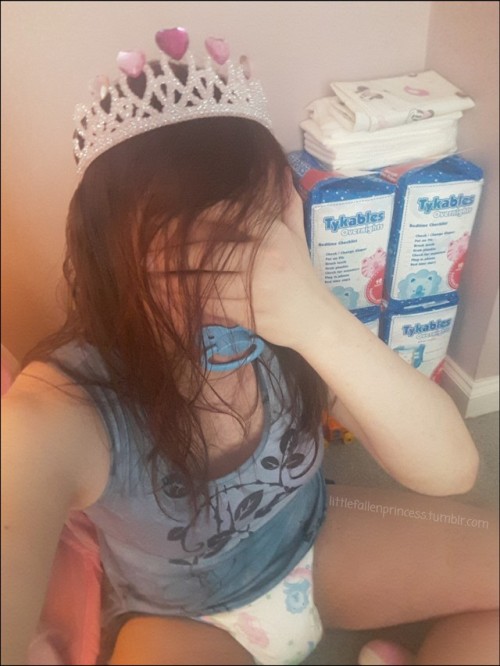 littlefallenprincess: I’m a princess today. See! The best cure for sadness is little time. So I’m go