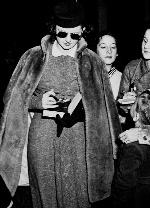 barbarastanwyck:  Myrna Loy signing autographs for fans in San Diego on the set of Test Pilot, 1938 