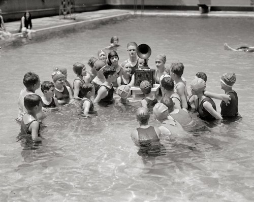 funjoke:Des enfants écoutent la radio dans une piscine, 1920.