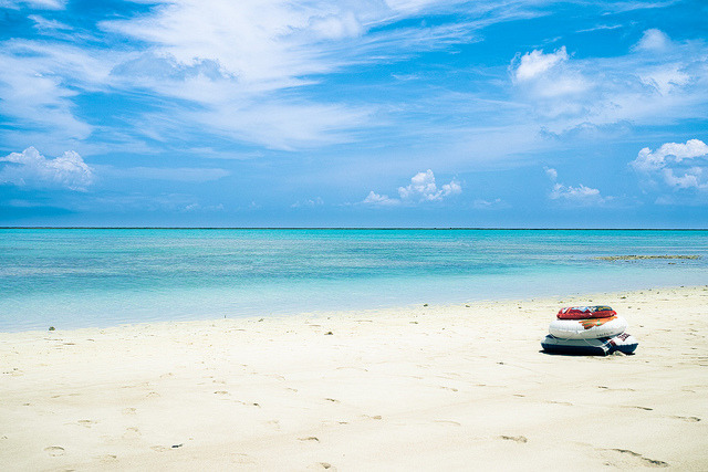 ileftmyheartintokyo:  Sand, sea and  sky by tantake on Flickr.