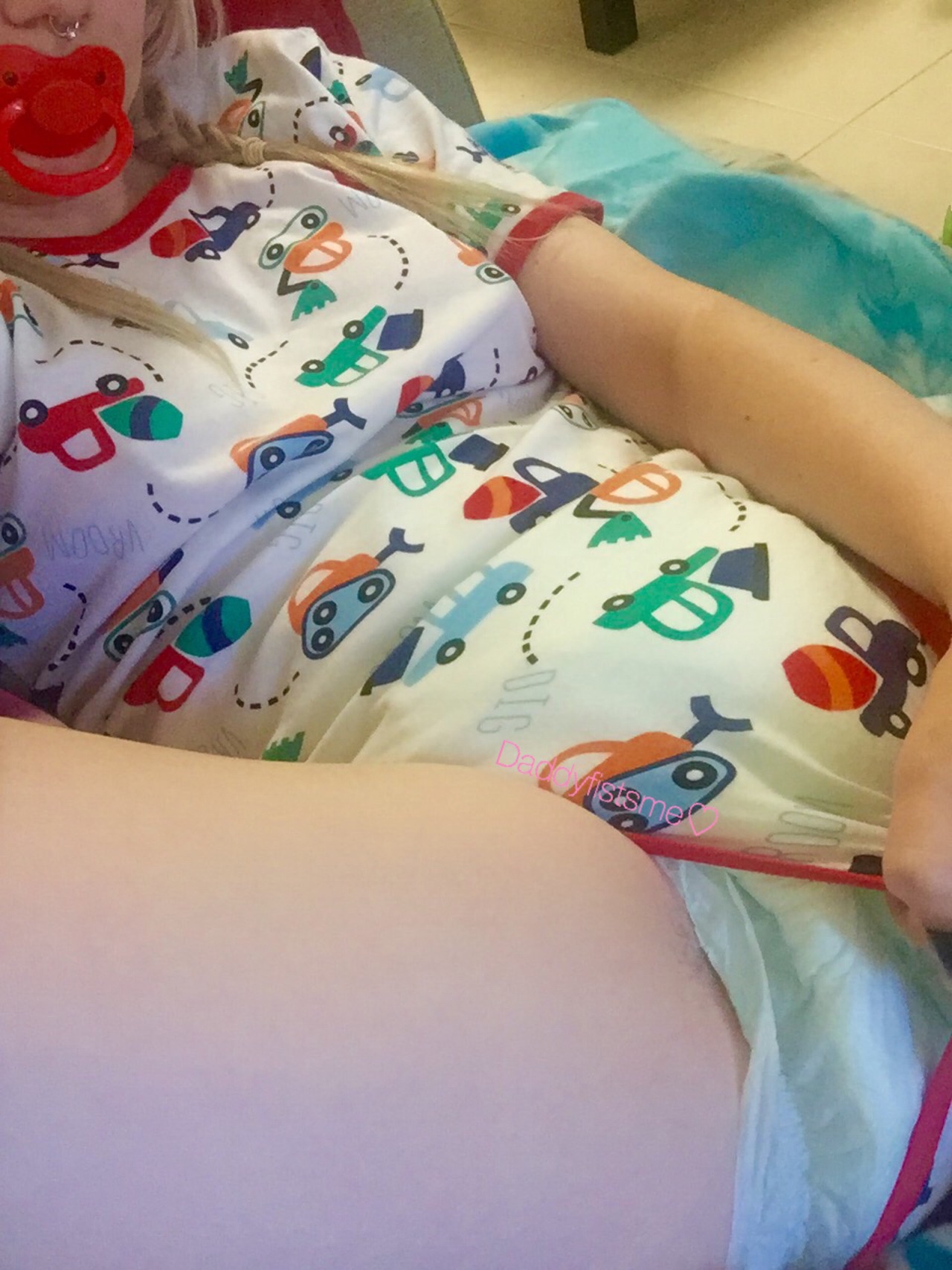 daddyfistsme:  Wouldn’t it just be so easy to push my onesie and diaper to the