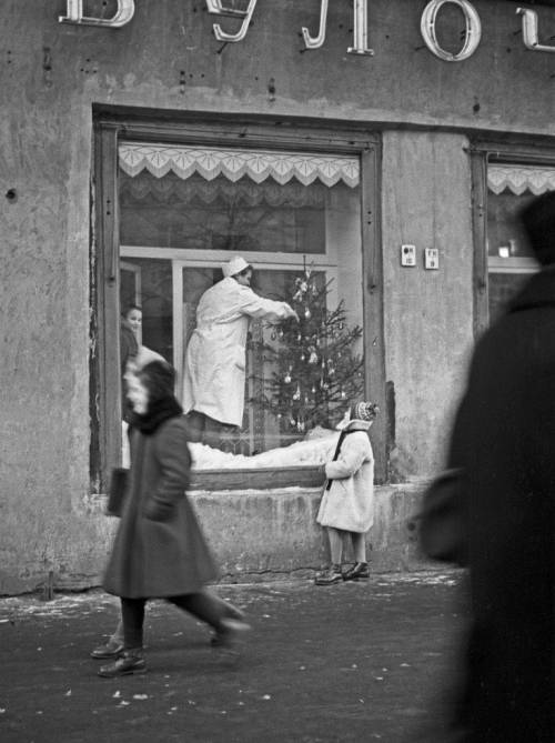 sovietpostcards:  Decorating a bakery window for the New Year. Photo by Vladimir Stepanov (1958).