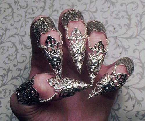 cherni-voron:If I never had to use my hands again, I would happily wear these beautiful filigree nai