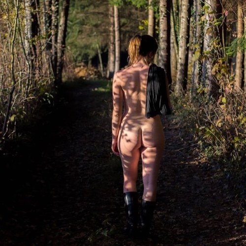 #goodmorning with @bumble_wild walking in the wood #nude #nudism #nudes #like4like #pussy#butt #ass 