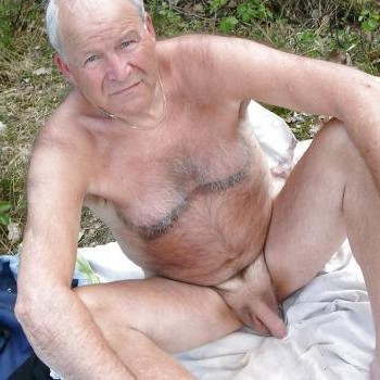 hardpostanchor: mature-nonno:  silverbadbear: Nice grandpa    Lui faire une felation dans cette posi