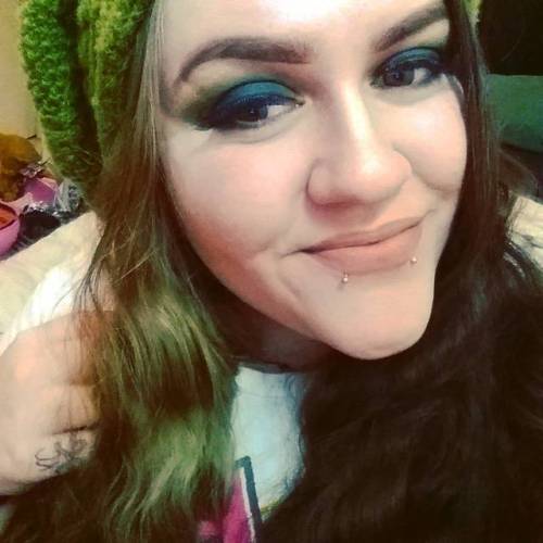 Like 6 years strong with this beanie. ☮☮🌻🌼🌛🌜 Thanks for the amazing slouch beanie @pipal_tree it’s been my favourite accessory for years. #jeffreestarcosmetics #androgynypalette #velourliquidlipstick #toofaced #highlighter #instamakeup