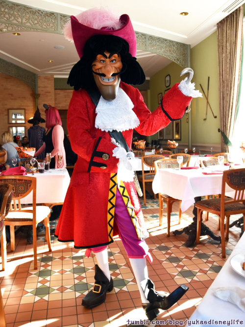 Character Dining Halloween in Disneyland Paris.Where is Mickey Mouse and pluto??? Loland&hellip; Won
