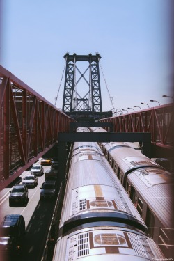 now-youre-cool:  Subway trains on the Williamsburg Bridge