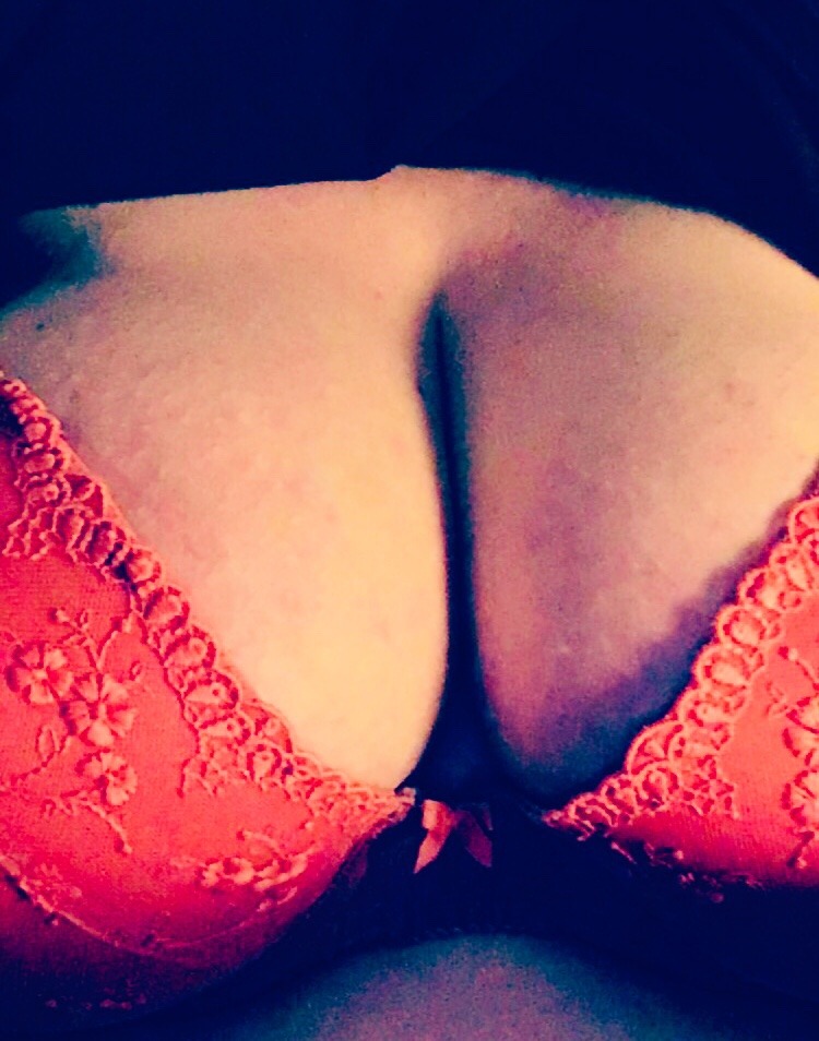 dimpledfuckslut:  curiouswinekitten2:  Happy Cleavage Sunday ❤️  💋💋💋.