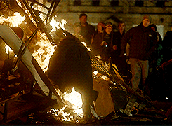 billie-the-skull:  Why is no one talking about the fact that when Sherlock pulls