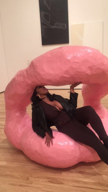 deebott:  whitegirlsaintshit:  museum date ft. titties  Olive.  How fucking dare you