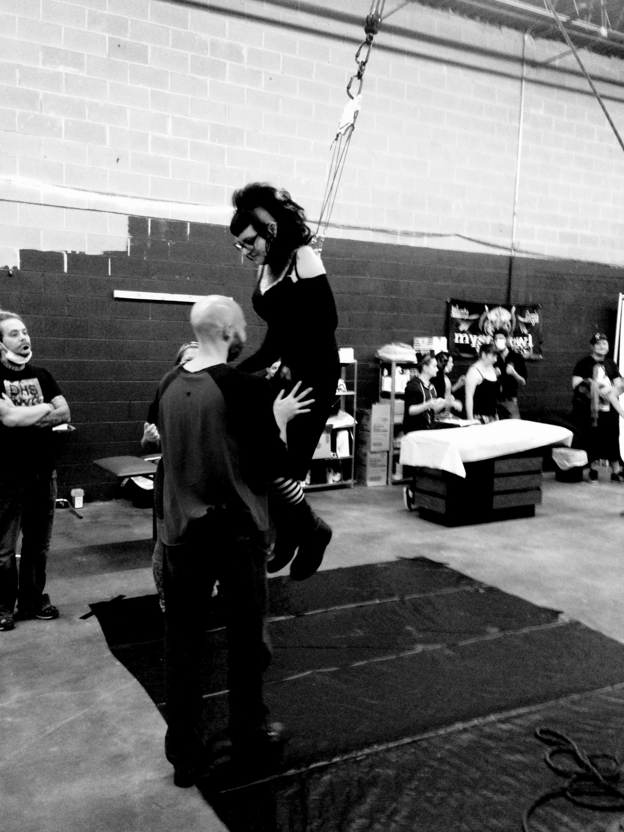 eine-schoene-schrecklichkeit:  A friend took these pictures of my 2nd suicide suspension.