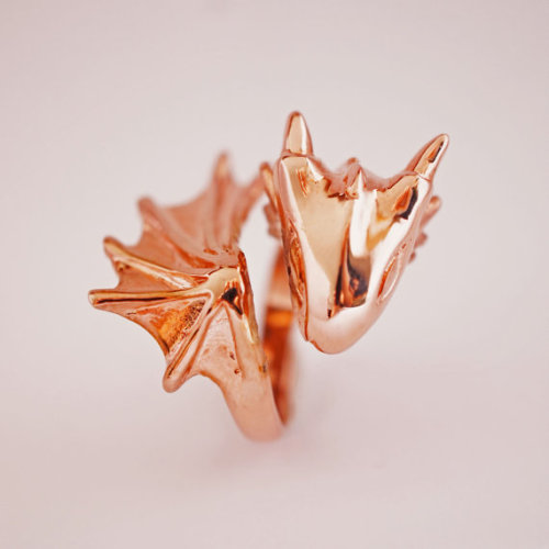 theboookofkells:geek-studio:Dragon and Unicorn Rings by MONVATOOLondonImagine wearing the unicorn on