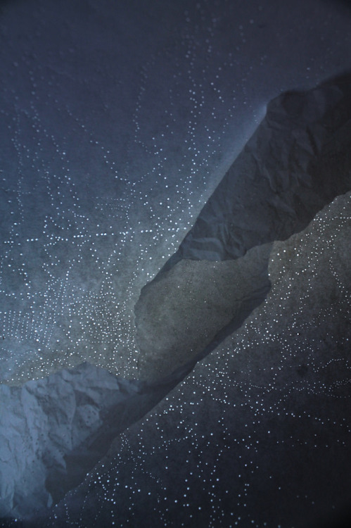 turecepcja:  crossconnectmag:  London based artist - Emma McNally took her degree in English and Philosophy and as an artist is self-taught, developing a subtle drawing style which fuels the complex mark-making of her large works in graphite on paper.