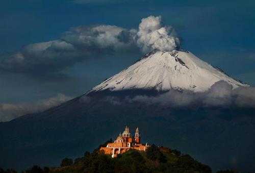 Smoky hill Popocatépetl On May 8th 2013 one of Mexico’s largest volcanoes, Popocat&eacu