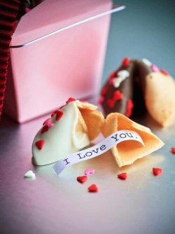 cravehiminallways212:  halovecanbtrue:  💖  *smirks* Oh, I’ve got a fortune cookie for you… ;)  Smirk&hellip;. I love my Asian cookie&hellip;.💋