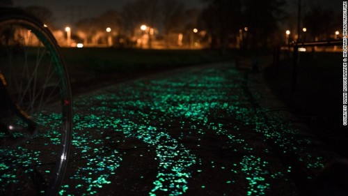 sixpenceee:Artist Daan Roosegaarde has created an incredibly beautiful tribute to Vincent 