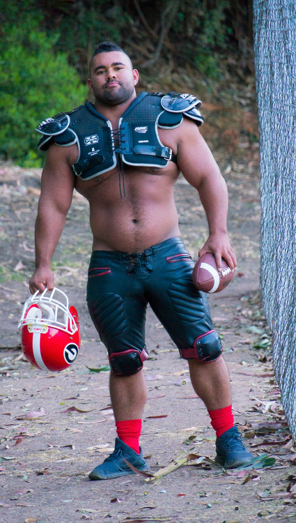mrchrismars:  More in my Collection1300 Likes | 1500 Pic Archive | Follow me to see my videos of: Hockey men Truckers Construction men Pigs and subs Follow me at http://biversbear.tumblr.com. 