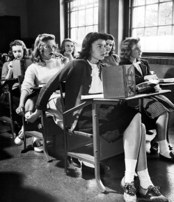 brigitteritajayne:    1940’s girls passing notes during class. Photographed by Nina Leen