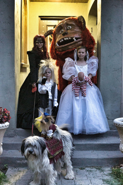 malehealthfitnesshockey:  donthatemecusimbeautiful:  Awesome Family Halloween Costumes   Ummm…this falls under Awesome Parenting…